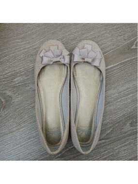 Fergalicious Taupe Bow Flats Sz 11